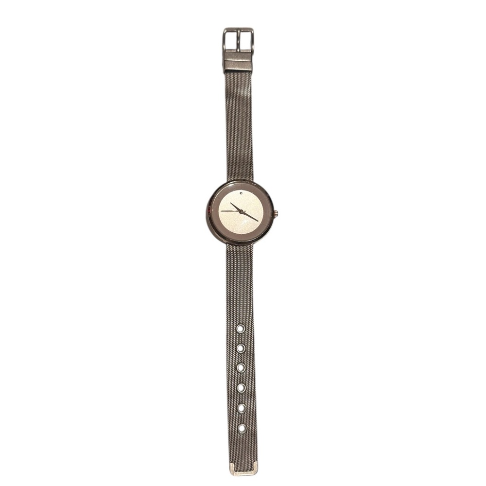 Minimalist Mesh Band Watch Sleek Silver Quartz Timepiece Stainless Steel